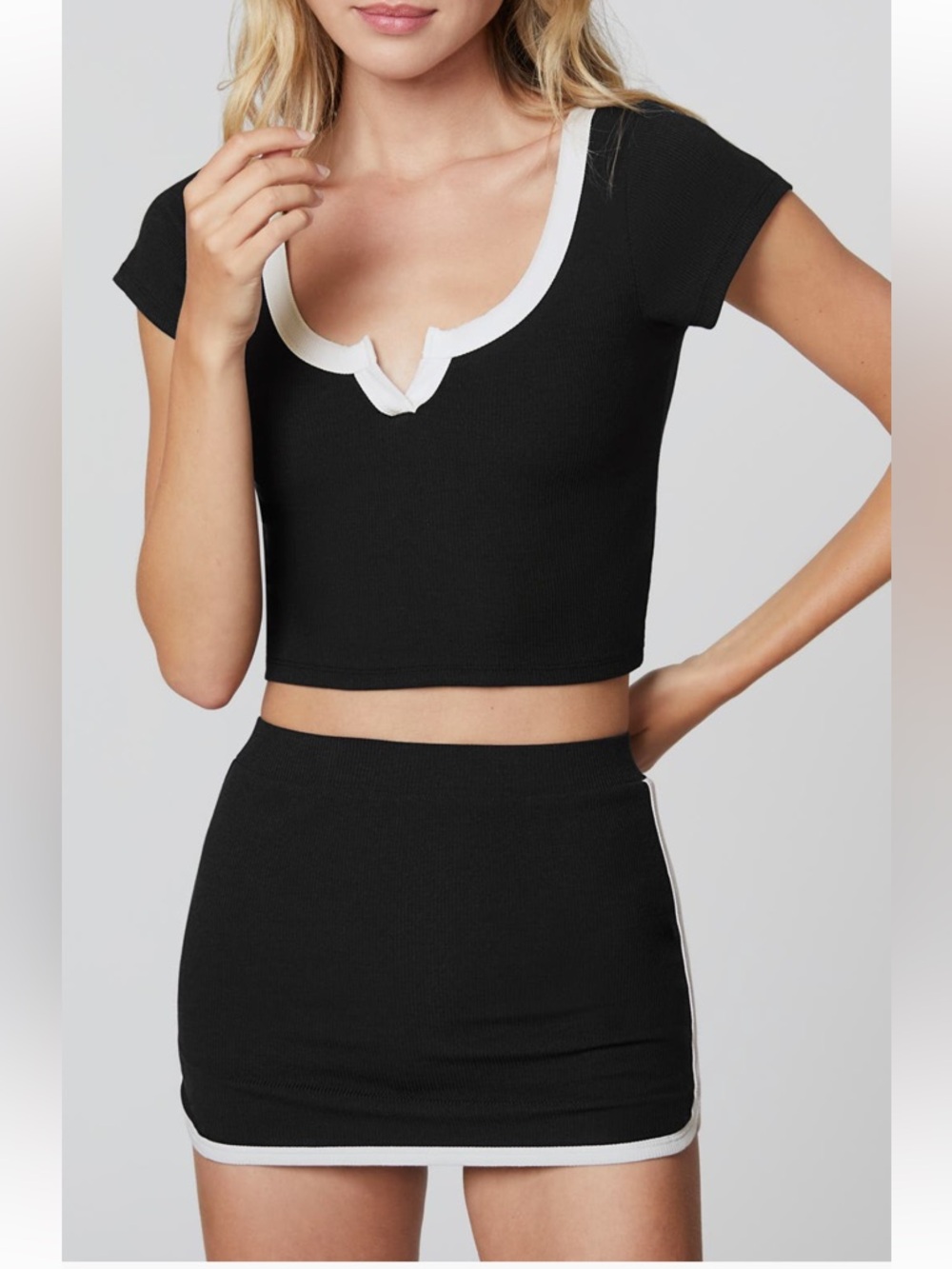 ✋5/$40🍀4/$36🌷3/$30🌼2/$25
FLORENCE by mills Ribbed Contrast-Trim Black Crop Top